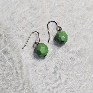 $3 with $5+ bundle•Elegant Green Beaded Earrings